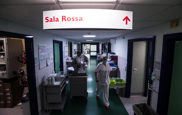 Medici ed infermieri nel reparto di terapia intensiva dell'ospedale Policlinico Tor Vergata, in una immagine dell'11 aprile 2020