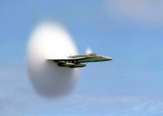 FA-18 Hornet rompe la barriera del suono.