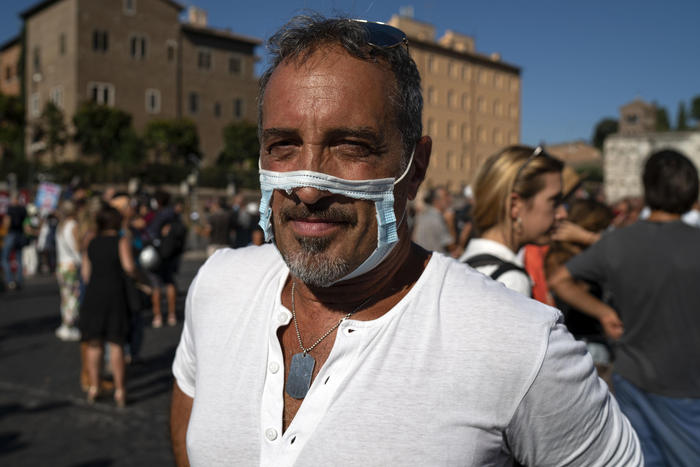 Un partecipante alla manifestazione in piazza Bocca della Verità indossa una mascherina che non copre la bocca, Roma, 05 settembre 2020.