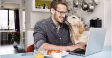 Un smartworker al lavoro con una laptop da casa.
