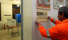 L'allestimento di un seggio elettorale fotografato a Pontedera (Pisa).
