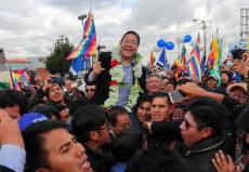 Il candidato Luis Arce caricato sulle spalle dai simpatizanti durante una manifestazione.