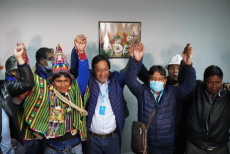 Il candidato del Mas, Luis Arce (C), ed il candidato alla vicepresidenza David Choquehuanca (D) festeggiano la vittoria alle elezioni presidenziali di Bolivia.