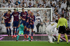 Giocatori del Barcellona formano una barriera control un calcio di punizione battuto da Sergio Ramos del Real Madrid.