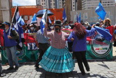 Sostenitori del Movimento al Socialismo (MAS) festeggiano la vittoria del loro candidato presidenziale Luis Arce a La Paz, Bolivia.