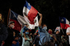 Manifesti festeggiano il trionfo del Si alla riforma della Costituzione cilena nella Piazza Italia di Santiago de Chile.