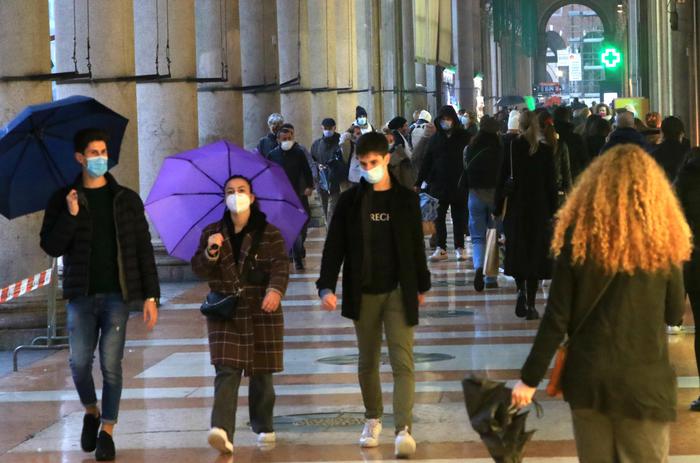 Con la mascherina per le strade di Milano.