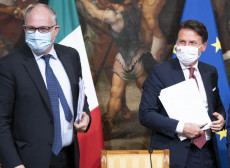 Il presidente del Consiglio Giuseppe Conte (D) con il ministro dell'Economia Roberto Gualtieri (S) a Palazzo Chigi al termine del Consiglio dei ministri, Roma