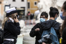 Controlli mascherina anti-Covid nei pressi della Fontana di Trevi.