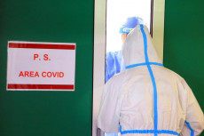 Personale sanitario in un ospedale di Milano in tenuta anti-Covid.