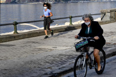 Passeggio e jogging sul lungomare Caracciolo aperto ai cittadini su disposizione del governatore della Campania Vincenzo De Luca per alcune ore alla mattina ed al tramonto a Napoli
