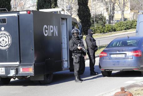 Agenti della polizia francese sorvegliano la strada.