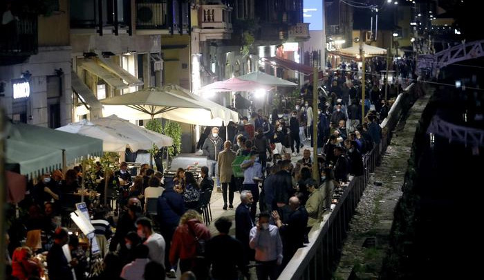 La movida lungo i Navigli a Milano
