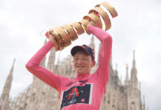 L'inglese Geoghegan Hart con la maglia rosa alza il trofeo di vincitore del 103esimo Giro d'Italia.