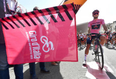 Filippo Ganna, in maglia rosa alla partenza della tappa del Giro d'Italia, Alcamo-Agrigento di 149 km.