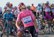 Il ciclista portoguese Portuguese Joao Almeida in maglia rosa alza lo sguardo per vedere lo spettacolo aerobatico delle "Frecce tricolori" 'Frecce Tricolori' prima della 15/a tappa del Giro dall'aeroporto militare Rivolto, vicino Udine.