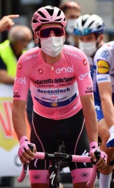 La maglia gialla del Giro d'Italia il portoguese Joao Almeida del team Deceuninck -Quick con mascherina nella linea di partenza della 4/a tappa Catania - Villafranca Tirrena.