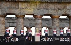 Un gruppo di ciclisti posa davanti al tempio greco di Segesta in Sicilia, nella ceremonia inaugurale del Giro d'Italia