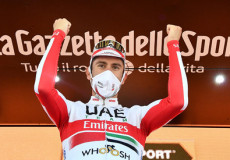 Diego Ulissi esulta sul podio alla fine della 13/a tappa del Giro d'Italia.