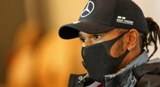Lewis Hamilton con mascherina.