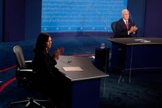 La senatrice Kamala Harris (S) e il vicepresidente Mike Pence (D) durante il dibattito tv.
