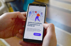 Una persona utilizza sul proprio smartphone l'app Immuni,