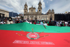 Indigeni manifestano con la bandiera del Centro regionale indigeno del Cauca (Cric) nella piazza Bolívar di Bogotá.