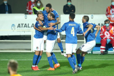 Gli azzurri si stringono intorno a Lorenzo Pellegrini dopo il gol del momentaneo vantaggio contro l'Olanda a Bergamo.