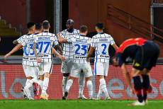 Romelu Lukaku festeggiato dai compagni di squadra dell'Inter dopo il gol del vantaggio sul Genoa.