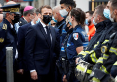 Il presidente francese Emmanuel Macron con agenti della polizia a Nizza.