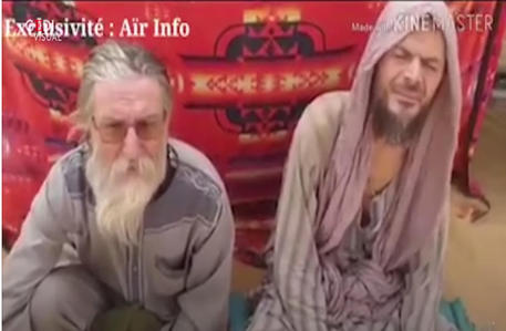 Un frame tratto da un video diffuso nel marzo del 2020 che mostrava padre Pier Luigi Maccalli (S) e Nicola Chiacchio (D) rapiti nel settembre del 2018 in Niger.