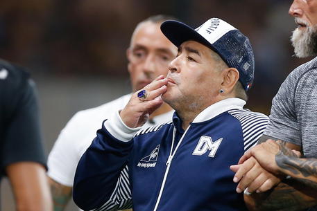 Il fuoriclasse argentino Diego Armando Maradona, ed ex-allenatore del Club de Gimnasia y Esgrima di La Plata, in Argentina, saluta con un bacio i tifosi al suo arrivo allo stadio di Buenos Aires. Immagine d'archivio