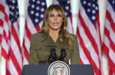 La first Lady Melania Trump vestita in verde militare pronuncia un discorso dal Giardino dele Rose della Casa Bianca a Washington.