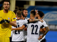 Francesco Caputo (D) festeggia il gol alla Moldovia con i suioi compagni di squadra.