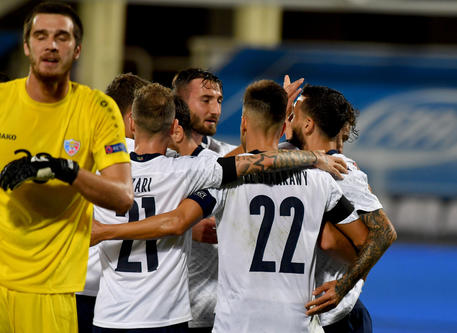Francesco Caputo (D) festeggia il gol alla Moldovia con i suioi compagni di squadra.