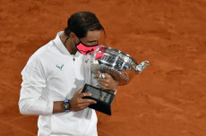 Rafael Nadal bacia la Coppa del Roland Garros dopo aver battuto in finale Novak Djokovic.