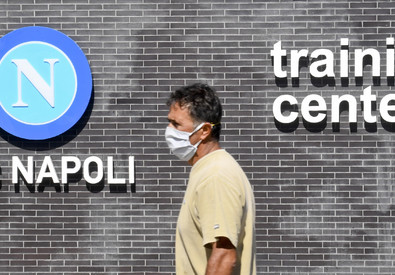 Un uomo con mascherina all'ingresso del Training Center del Napoli