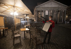 Un propietario chiude il suo locale dinanzi al Pantheon a Roma.