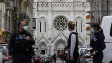 Agenti della polizia davanti alla basilica Notre-Dame di Nizza.