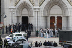 Agenti di sicurezza all'ingresso della chiesa Notre-Dame di Nizza.