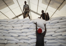 Personale del WFP delle Nazioni Uniti scarica alimenti in un deposito.