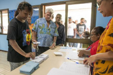 Elettori votano nel referendum di Nuova Caledonia, arcipelago del sud Pacifico, in Numea.Immagine d'archivio.