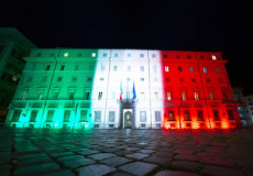 Palazzo Chigi illuminato con i colori della bandiera.