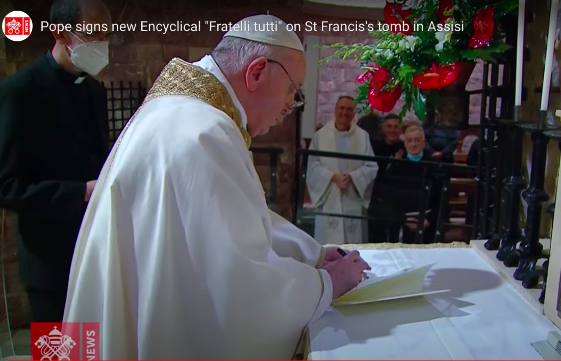 Papa Francesco firma l'enciclica "Fratelli tutti" sulla tomba di San Francesco