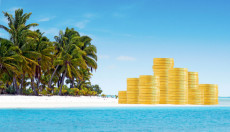 Composizione grafica su paradiso fiscale: Un mucchietto di soldi sulla spiaggia di un isola tropícale.