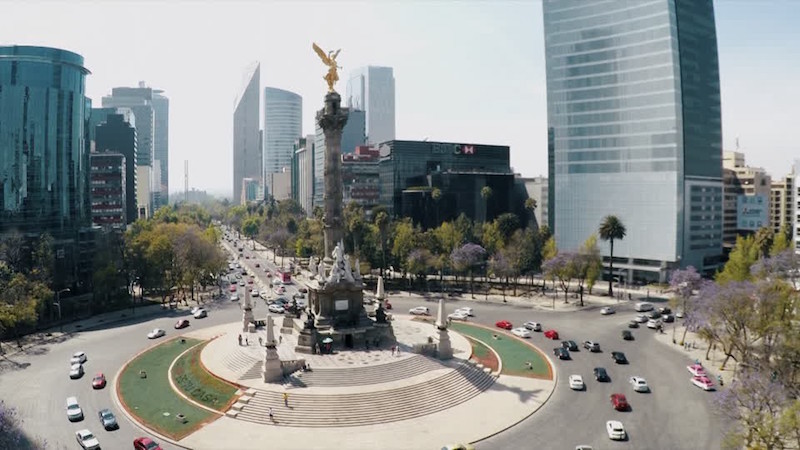 Paseo de la Reforma a Città del Messico con la statua dell'angelo dell'indipendenza
