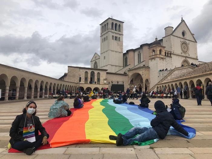 Partecipanti alla 'Catena umana per la pace e la fraternità' ad Assisi