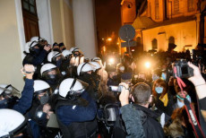 Un cordone della pólizia polacca sbarra la marcia di manifestanti donne contro le limitazione all'aborto, nella porta di una chiesa cattolica in Poznan,