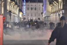 Manifestazioni di protesta per le misure anti-Covid: a Torino, scontri di manifestanti con la polizia.