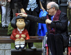 Joaquin Salvador Lavado Tejon, alias 'Quino' accarezza una scultura di 'Mafalda' nel Parco San Francisco in Oviedo, Spagna, 23 Ottobre 2014